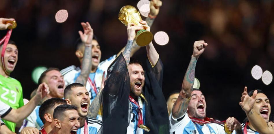 Sale a la luz el precio de la capa que pusieron a Messi antes de levantar la Copa del Mundo