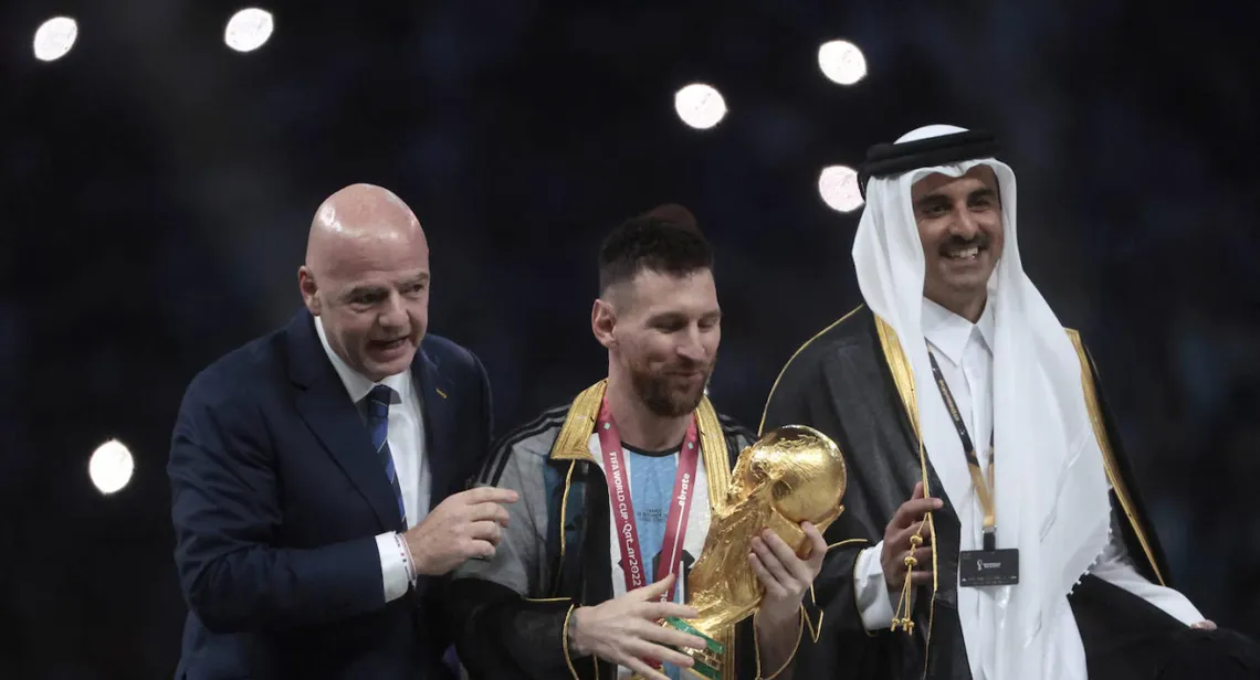 Bisht: qué significado tiene la túnica negra que uso Messi cuando levantó la copa