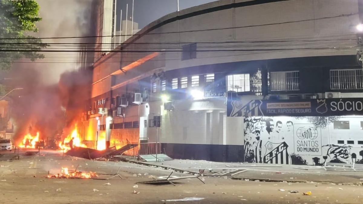 santos-descendio-segunda-division-impactantes-imagenes-disturbios-brasil-1016576-115129.jpg santos-descendio-segunda-division-impactantes-imagenes-disturbios-brasil-1016576-115129.jpg